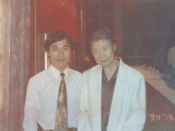 湯傳忠與于若木女士（陳云同志夫人，著名營(yíng)養(yǎng)專家）合影