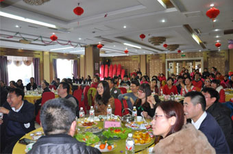 駿馬奔騰千里路，新春更上一層樓