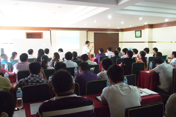 新稀寶董事長湯傳忠先生對(duì)新員工進(jìn)行企業(yè)文化培訓(xùn)