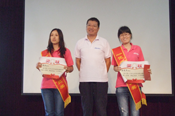 副總經(jīng)理杜征國先生為優(yōu)秀管理人員頒獎