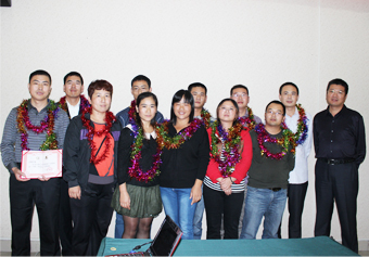 杜經理為西北大區(qū)獲獎團隊頒獎